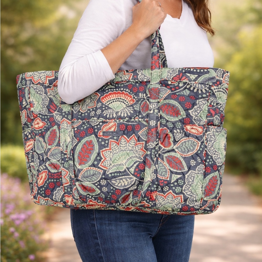 Vera Bradley XLarge Tote Retired
Nomadic Floral Paisley Pattern Navy, Red & Sage